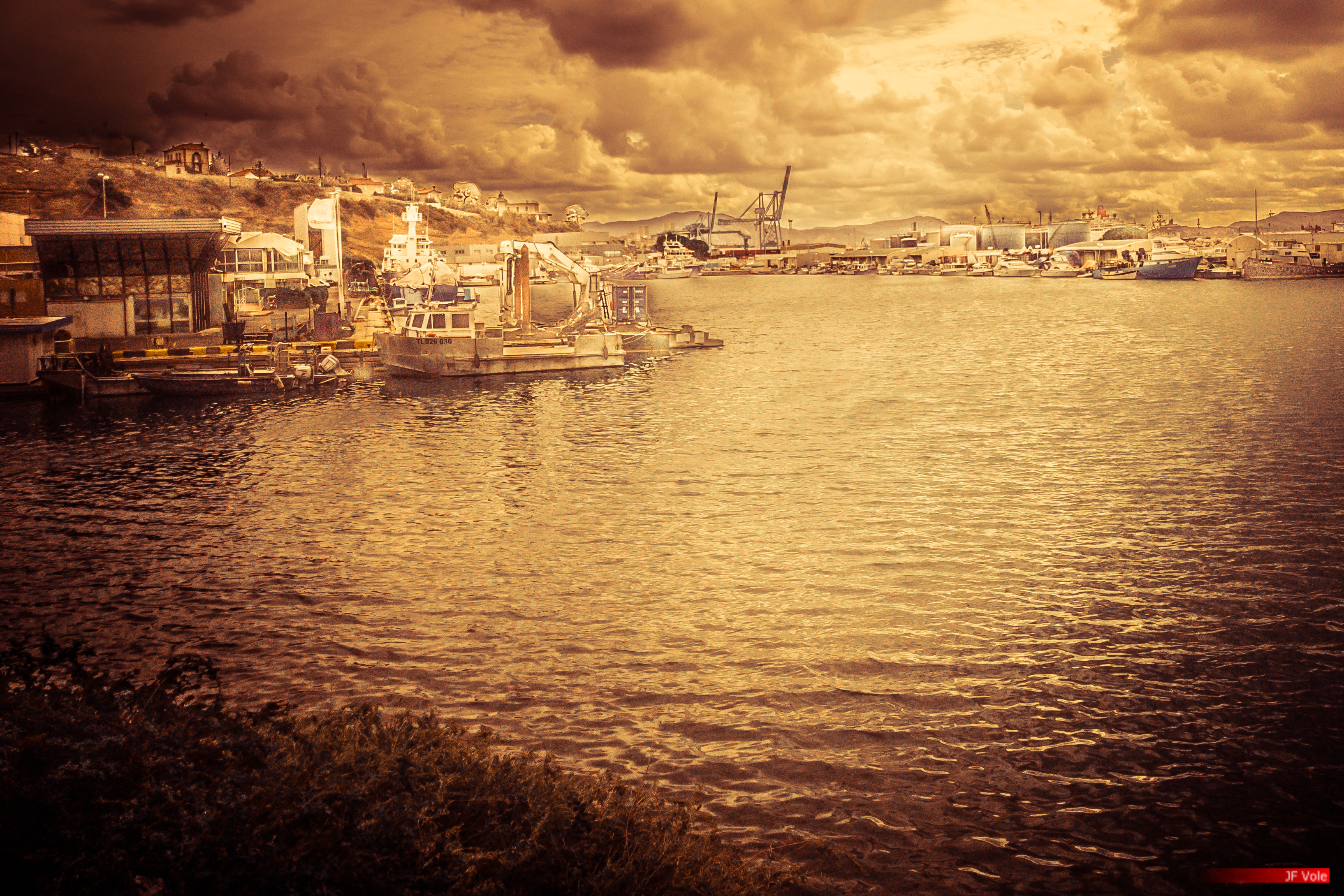 L'Estaque à Marseille, octobre 2016.  Saumaty est le port de pêche de Marseille depuis 1976. Il accueille depuis la criée, marché de gros du poisson, qui était auparavant sur le Vieux-Port.