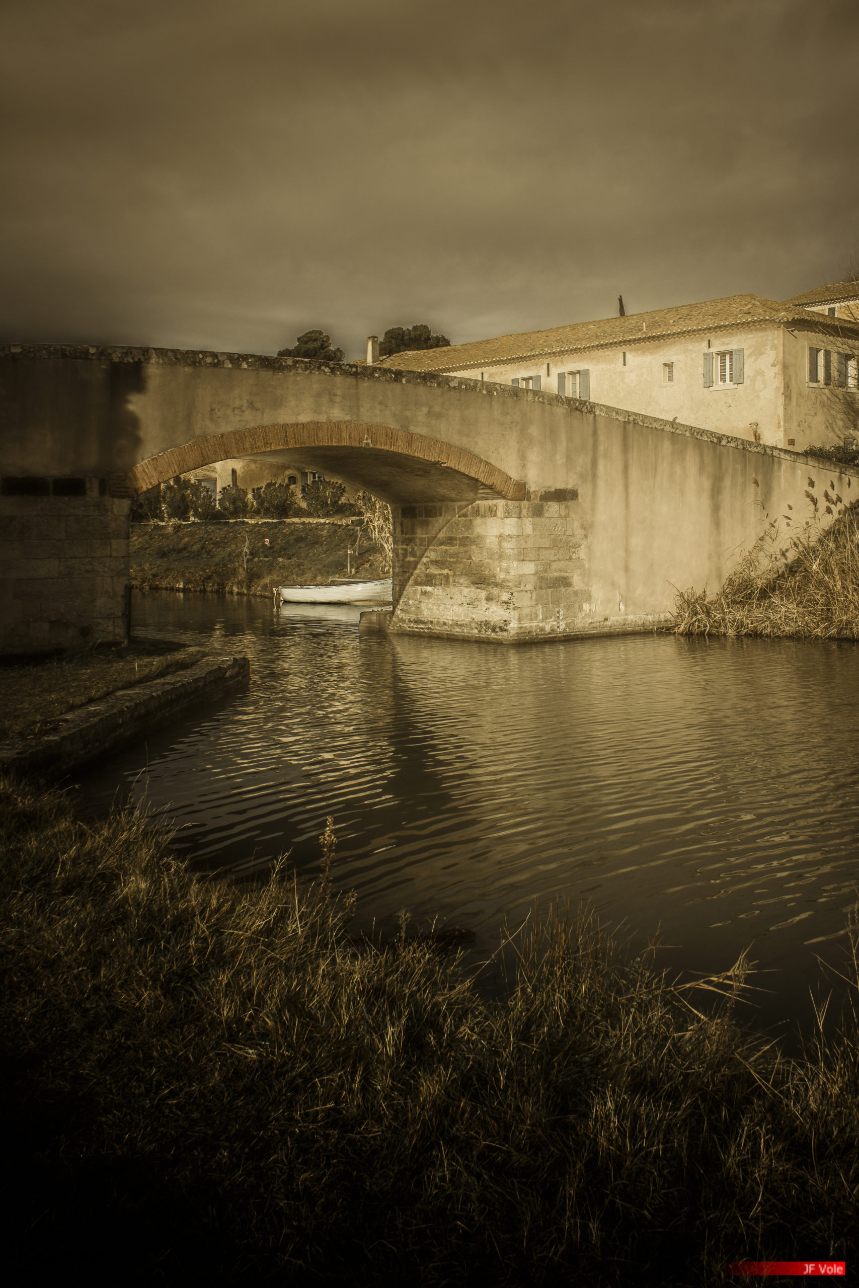 Pont sur le Canal du midi. La maison de Michel Plasson. Poilhes, décembre 2017.